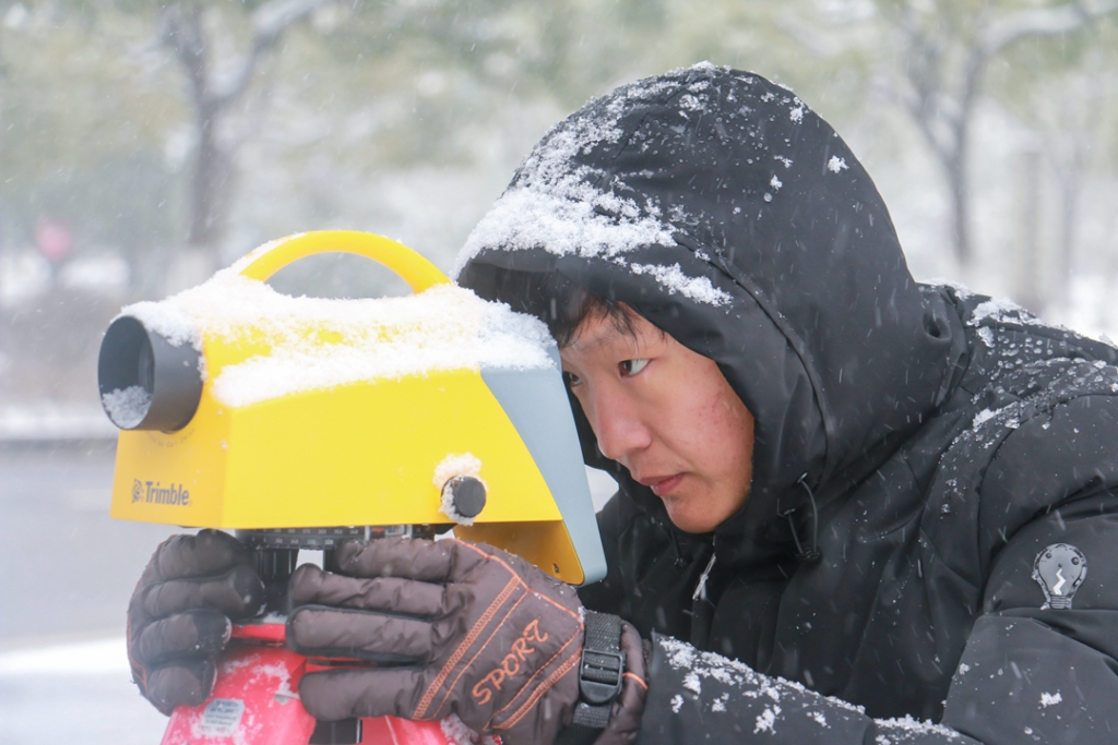 2018年1月27日，工程技術(shù)人員在雪中開展測量作業(yè)。