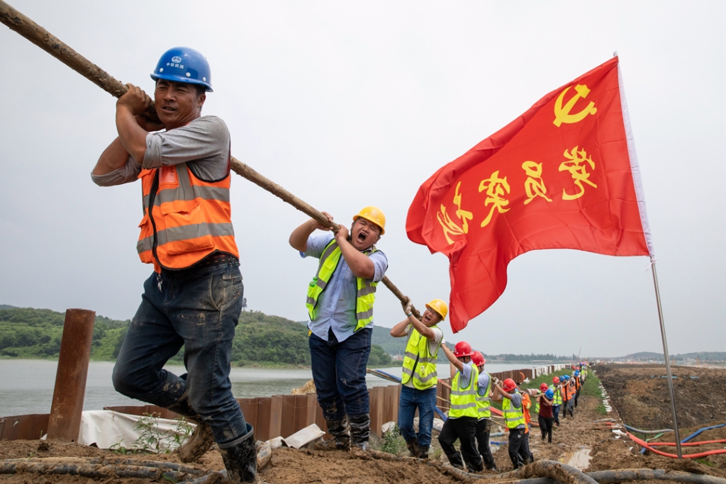 2019年6月21日，蘇錫常太湖隧道工地架設(shè)萬伏電纜，黨員突擊隊在施工現(xiàn)場。