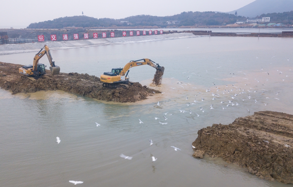 2019年12月23日，鳥群從陸島轉(zhuǎn)換圍堰回水施工現(xiàn)場飛過。